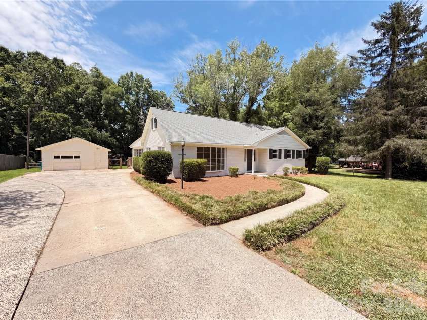 11932 Idlewild Road, Matthews, NC 28105.  MLS# CAR4397057, YatesRealty ID 33453. 