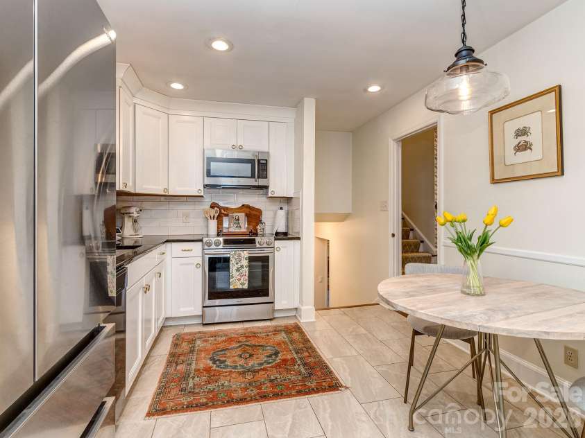 6817 Ronda Avenue, Charlotte, NC 28211.  MLS# CAR4394318, YatesRealty ID 33457. 