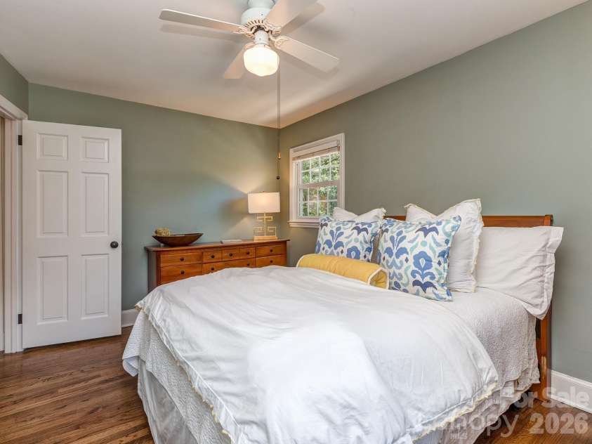 6817 Ronda Avenue, Charlotte, NC 28211.  MLS# CAR4394318, YatesRealty ID 33457. 