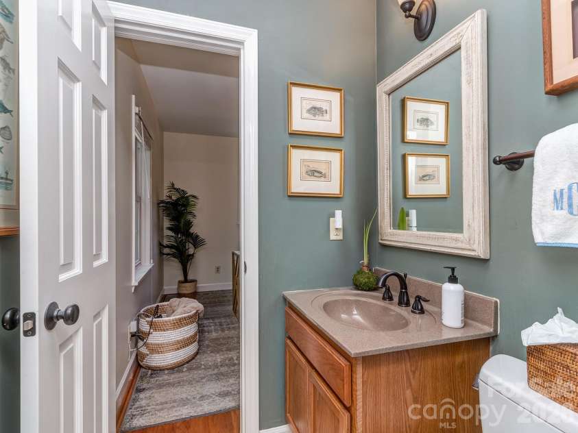 6817 Ronda Avenue, Charlotte, NC 28211.  MLS# CAR4394318, YatesRealty ID 33457. 