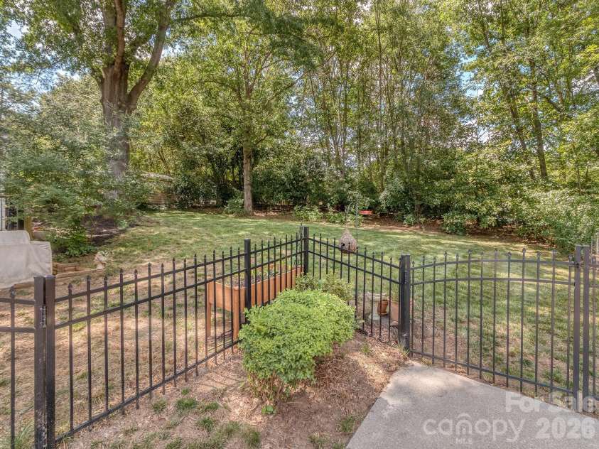 6817 Ronda Avenue, Charlotte, NC 28211.  MLS# CAR4394318, YatesRealty ID 33457. 