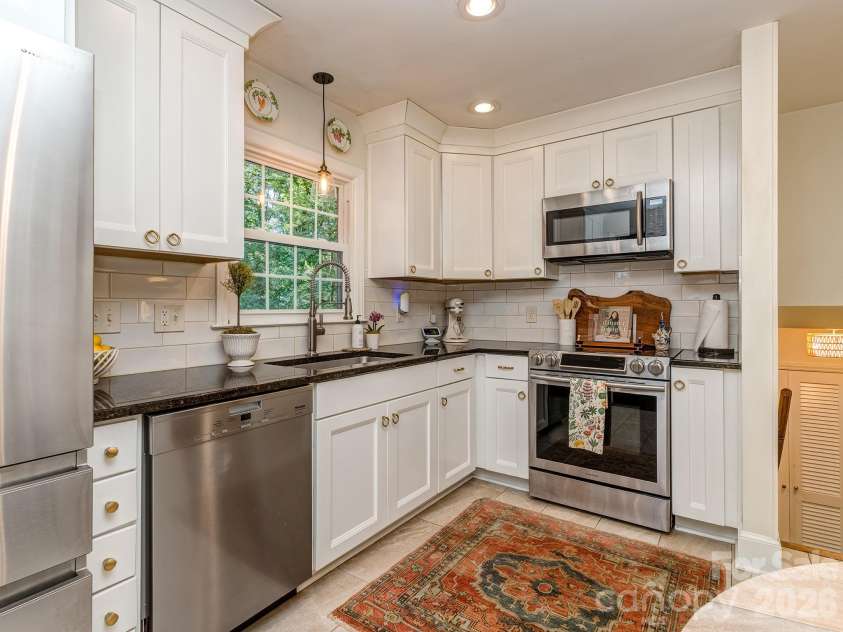 6817 Ronda Avenue, Charlotte, NC 28211.  MLS# CAR4394318, YatesRealty ID 33457. Appliances have Belwith Keeler hardware