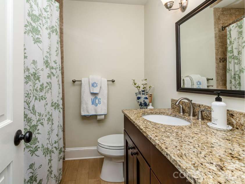 6817 Ronda Avenue, Charlotte, NC 28211.  MLS# CAR4394318, YatesRealty ID 33457. Hallway full bath