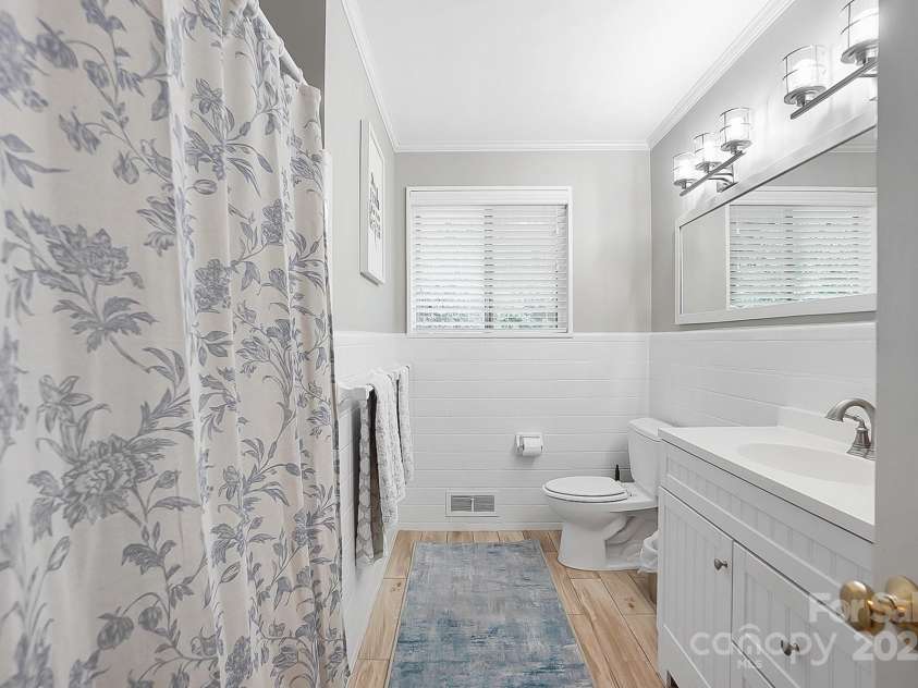 1029 Sewickley Drive, Charlotte, NC 28209.  MLS# CAR4284527, YatesRealty ID 33459. Full Bathroom Upstairs