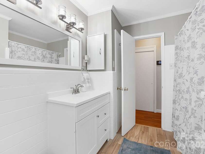 1029 Sewickley Drive, Charlotte, NC 28209.  MLS# CAR4284527, YatesRealty ID 33459. Full Bathroom Upstairs