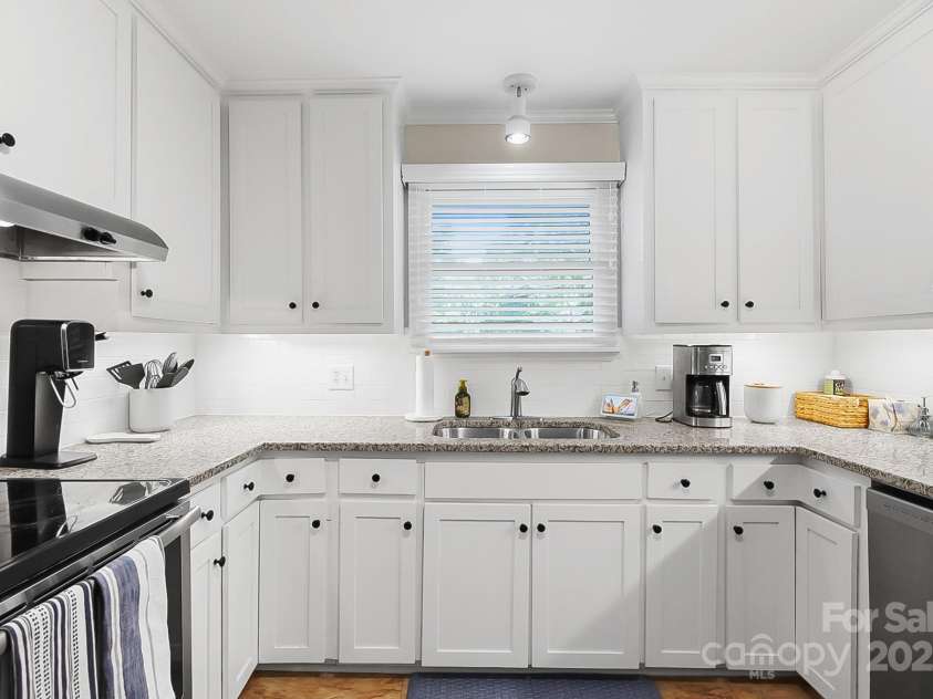 1029 Sewickley Drive, Charlotte, NC 28209.  MLS# CAR4284527, YatesRealty ID 33459. Kitchen with updated cabinets and counters