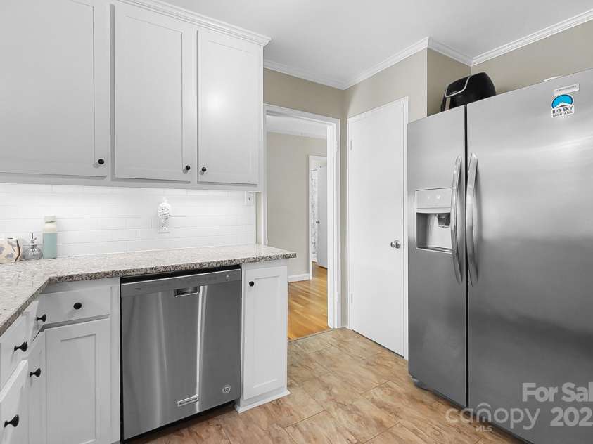 1029 Sewickley Drive, Charlotte, NC 28209.  MLS# CAR4284527, YatesRealty ID 33459. Kitchen with updated cabinets and counters