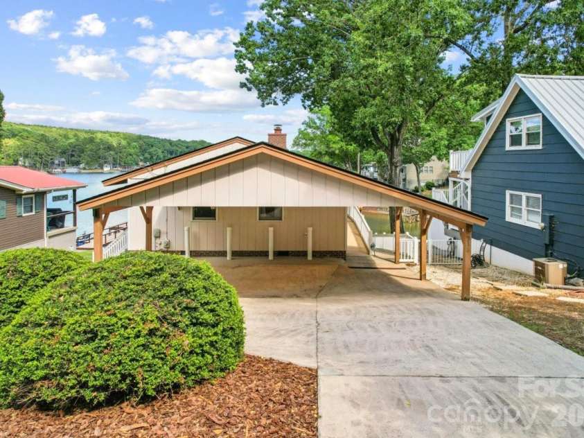 918 Pinehaven Drive, New London, NC 28127.  MLS# CAR4396889, YatesRealty ID 33459. 