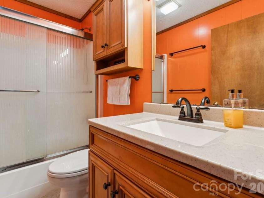 918 Pinehaven Drive, New London, NC 28127.  MLS# CAR4396889, YatesRealty ID 33459. Main level bath