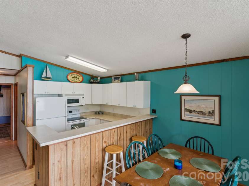 918 Pinehaven Drive, New London, NC 28127.  MLS# CAR4396889, YatesRealty ID 33459. Plenty of seating for dining