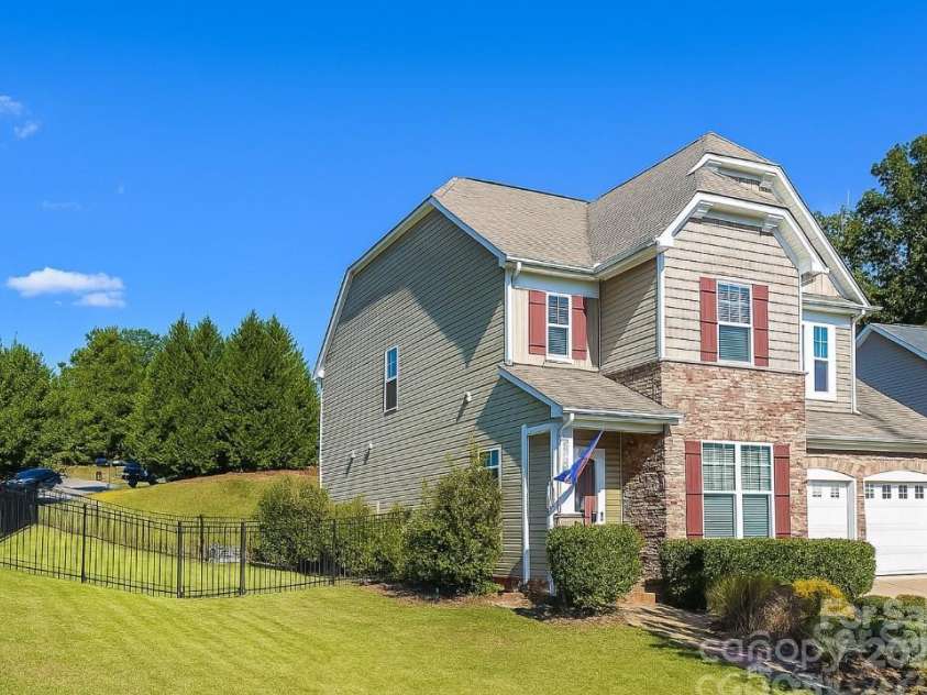 4813 Samuel Pinckney Drive, Belmont, NC 28012.  MLS# CAR4287361, YatesRealty ID 33462. 