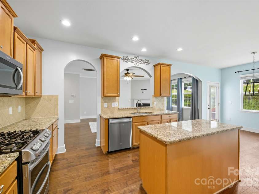 4813 Samuel Pinckney Drive, Belmont, NC 28012.  MLS# CAR4287361, YatesRealty ID 33462. Gas stove