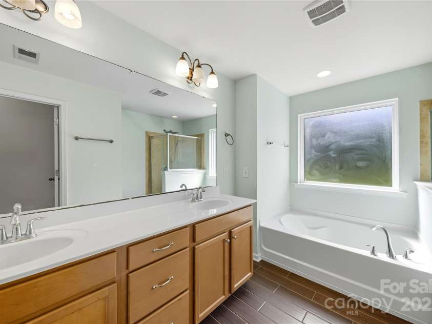4813 Samuel Pinckney Drive, Belmont, NC 28012.  MLS# CAR4287361, YatesRealty ID 33462. Main bathroom upstairs
