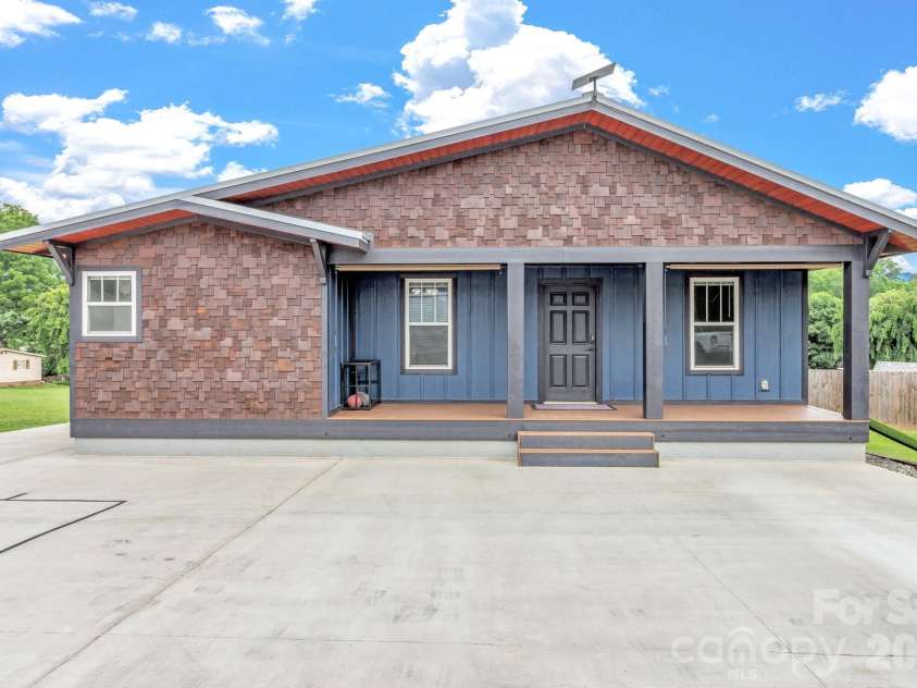 43 Pelzer Street, Asheville, NC 28804.  MLS# CAR4392629, YatesRealty ID 33467. 