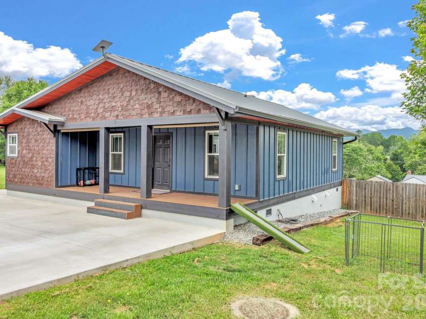 43 Pelzer Street, Asheville, NC 28804.  MLS# CAR4392629, YatesRealty ID 33467. 