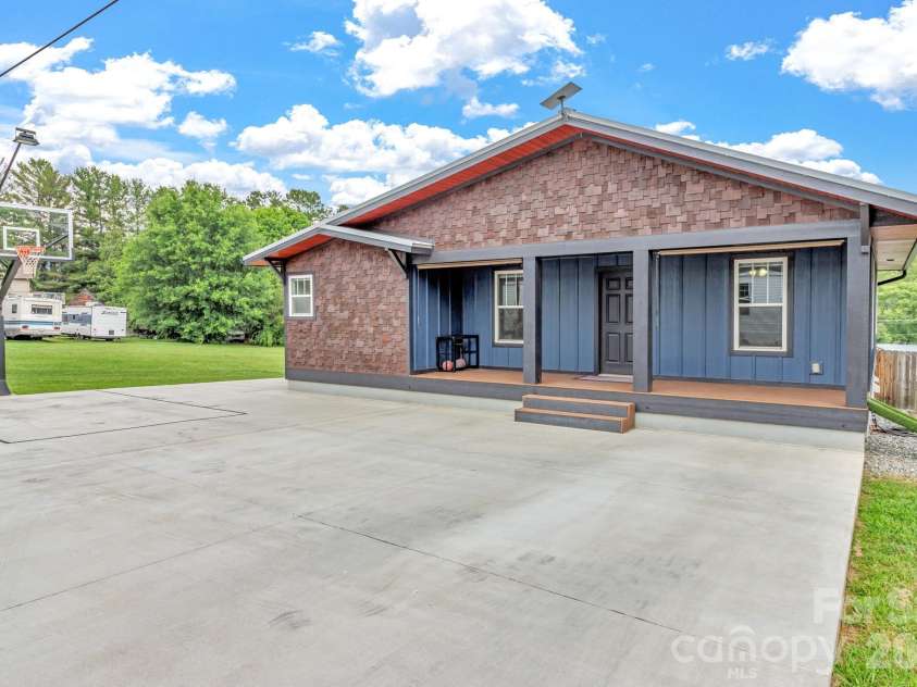 43 Pelzer Street, Asheville, NC 28804.  MLS# CAR4392629, YatesRealty ID 33467. 
