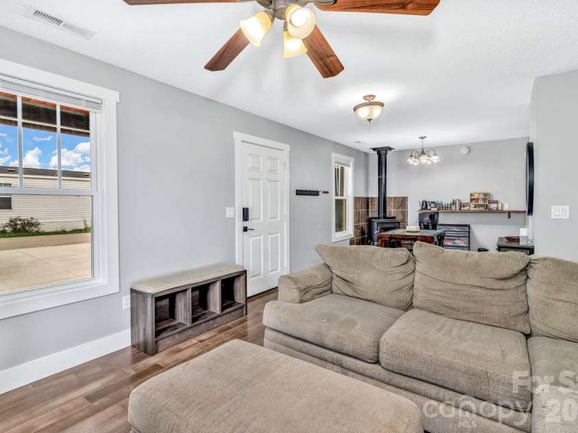 43 Pelzer Street, Asheville, NC 28804.  MLS# CAR4392629, YatesRealty ID 33467. 