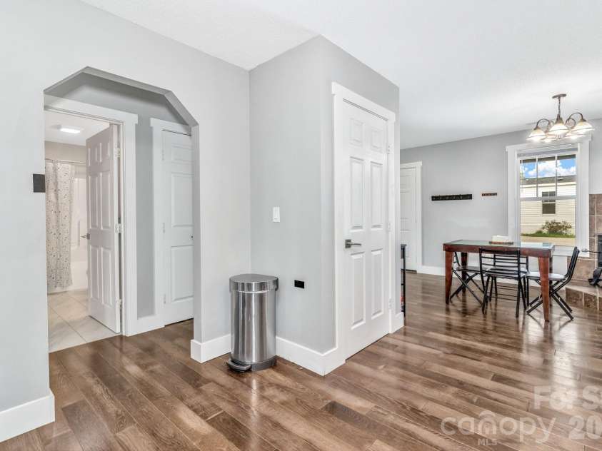 43 Pelzer Street, Asheville, NC 28804.  MLS# CAR4392629, YatesRealty ID 33467. 