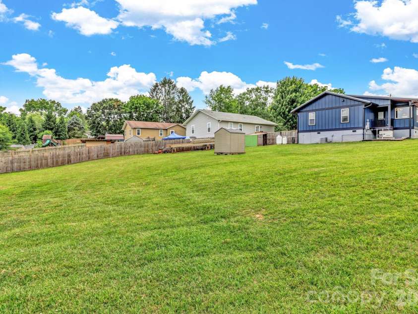 43 Pelzer Street, Asheville, NC 28804.  MLS# CAR4392629, YatesRealty ID 33467. 