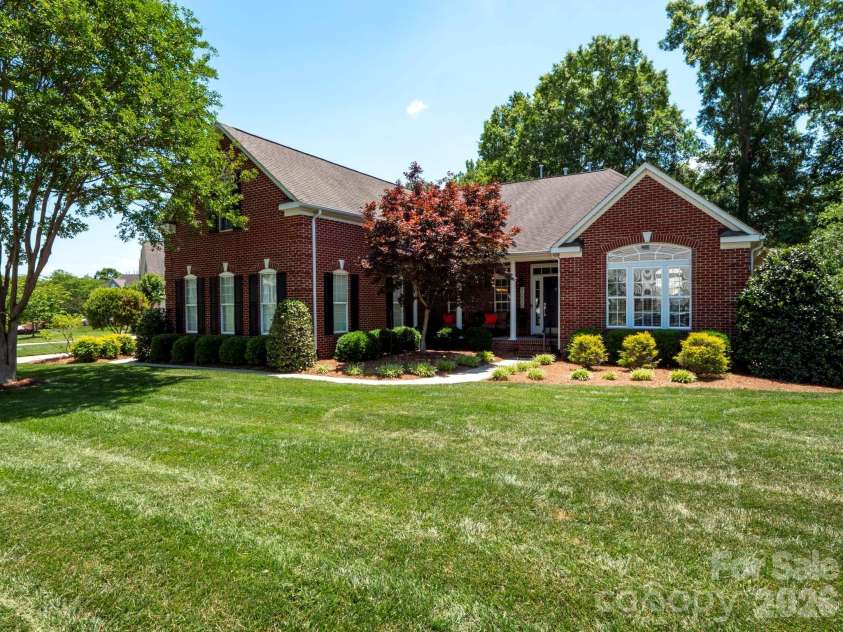 1000 Irish Moss Lane, Matthews, NC 28104.  MLS# CAR4383943, YatesRealty ID 33469. Beautiful Landscaping