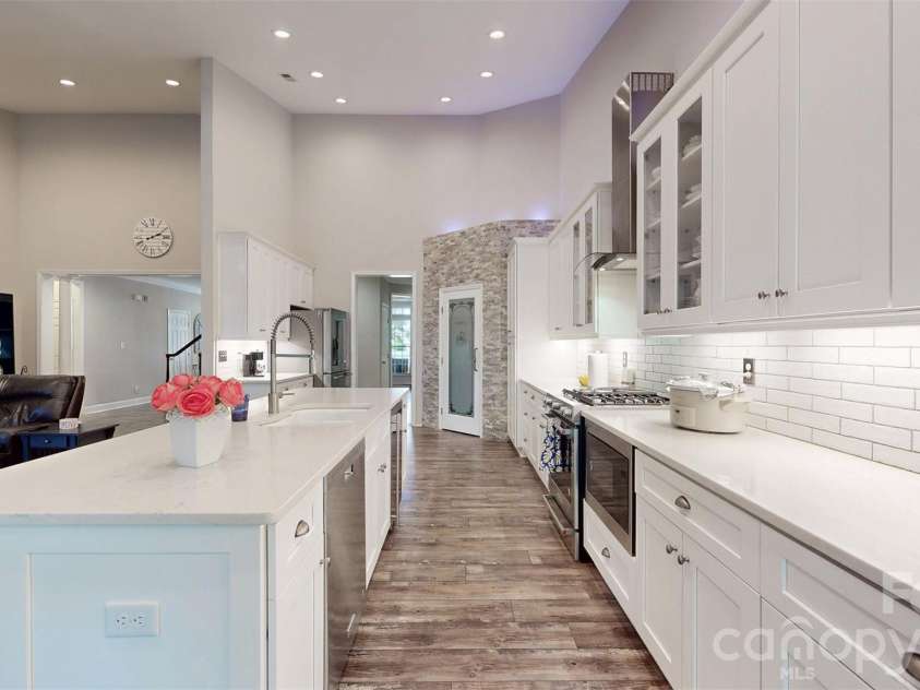 1000 Irish Moss Lane, Matthews, NC 28104.  MLS# CAR4383943, YatesRealty ID 33469. Beautifully Updated Kitchen