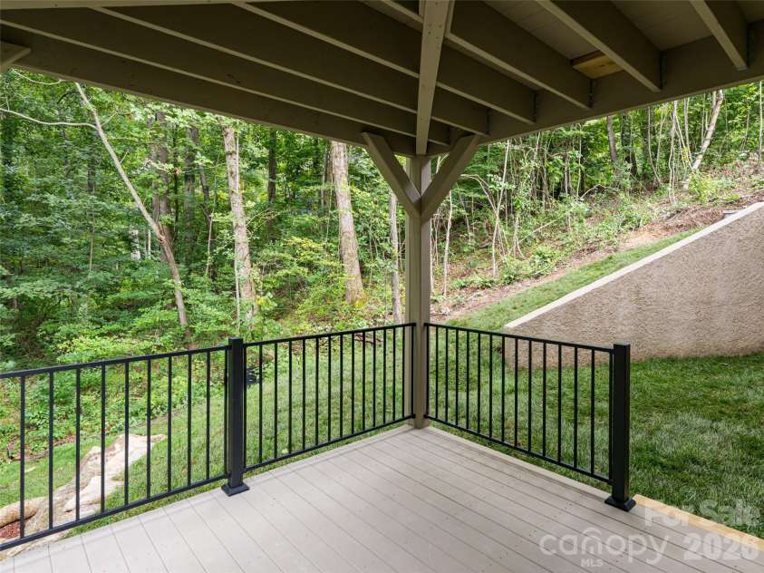 281 Carriage Crest Drive, Hendersonville, NC 28791.  MLS# CAR4290904, YatesRealty ID 33470. 