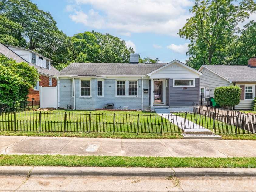 2113 Scott Avenue, Charlotte, NC 28203.  MLS# CAR4393437, YatesRealty ID 33471. 