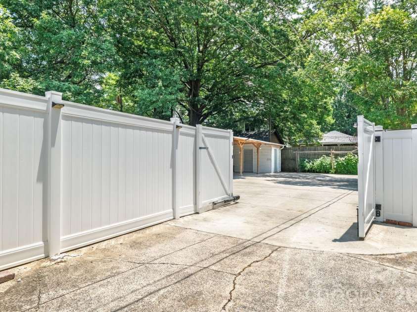 2113 Scott Avenue, Charlotte, NC 28203.  MLS# CAR4393437, YatesRealty ID 33471. 