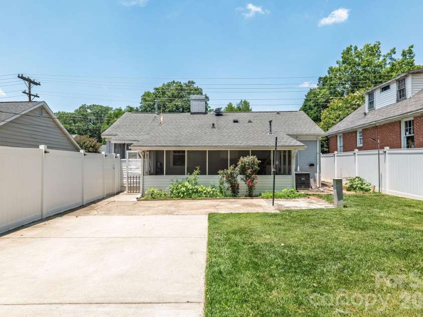 2113 Scott Avenue, Charlotte, NC 28203.  MLS# CAR4393437, YatesRealty ID 33471. 