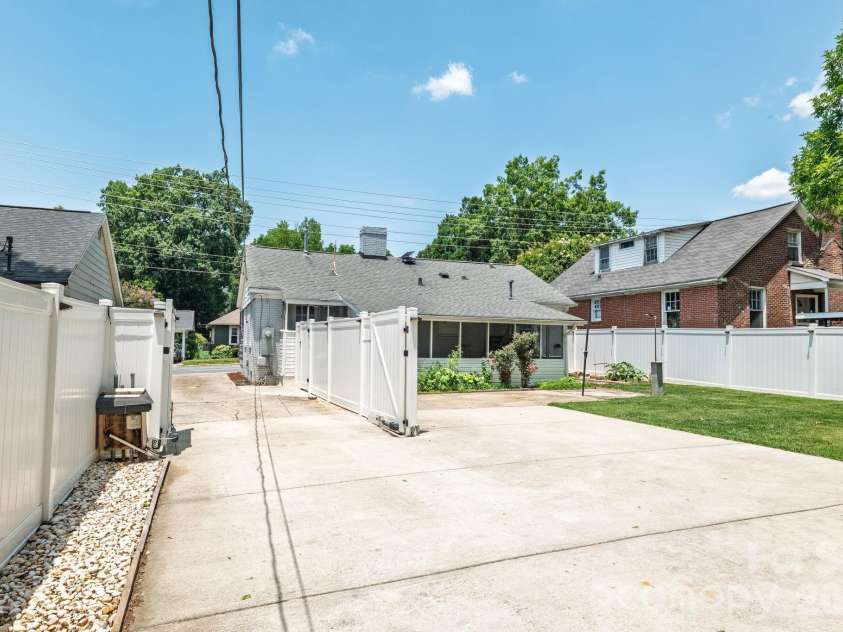 2113 Scott Avenue, Charlotte, NC 28203.  MLS# CAR4393437, YatesRealty ID 33471. 