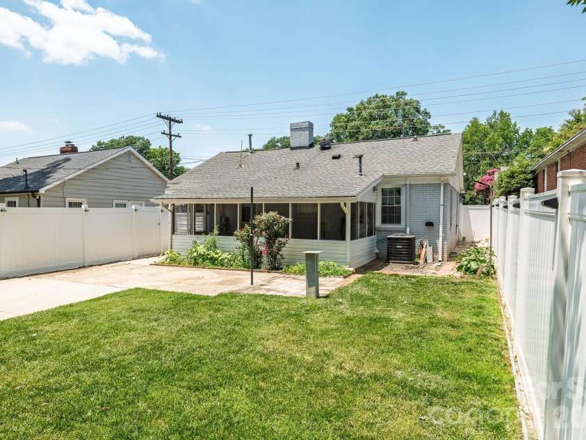2113 Scott Avenue, Charlotte, NC 28203.  MLS# CAR4393437, YatesRealty ID 33471. 