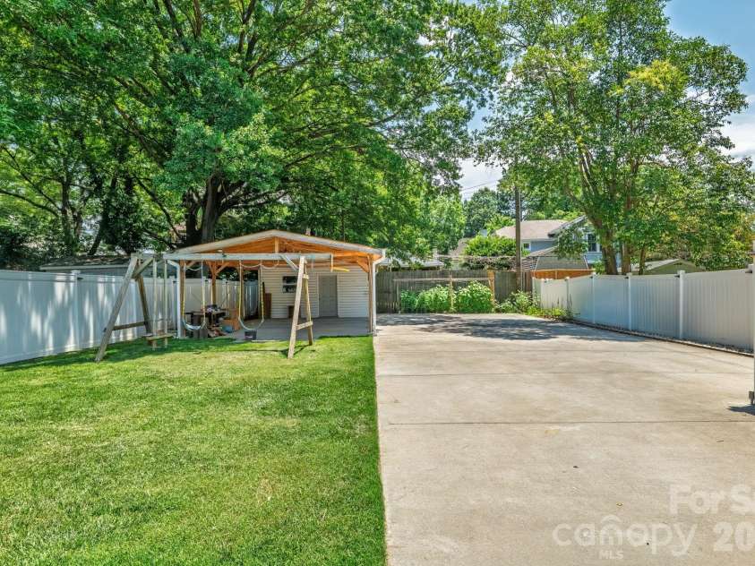 2113 Scott Avenue, Charlotte, NC 28203.  MLS# CAR4393437, YatesRealty ID 33471. 