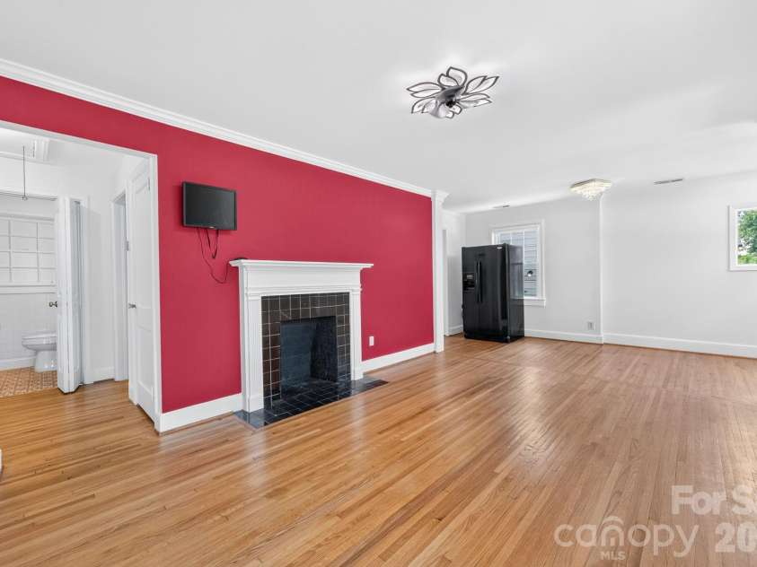 2113 Scott Avenue, Charlotte, NC 28203.  MLS# CAR4393437, YatesRealty ID 33471. 