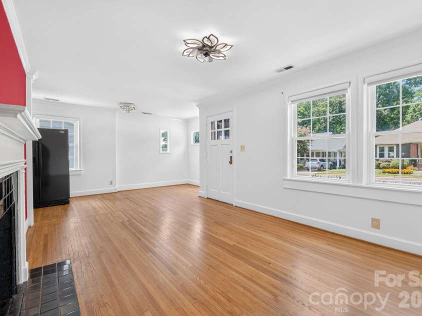 2113 Scott Avenue, Charlotte, NC 28203.  MLS# CAR4393437, YatesRealty ID 33471. 