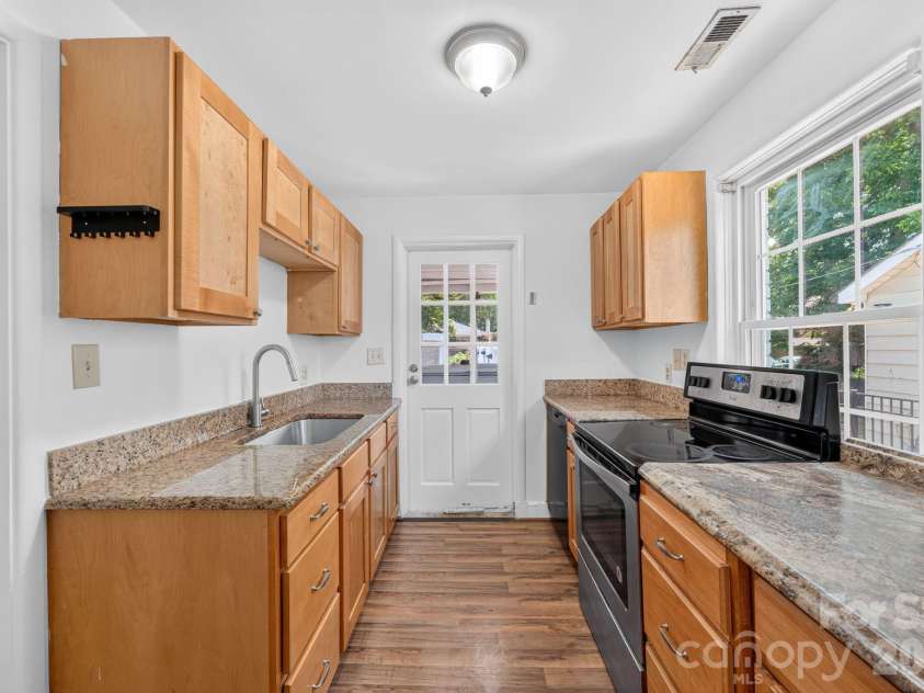 2113 Scott Avenue, Charlotte, NC 28203.  MLS# CAR4393437, YatesRealty ID 33471. 