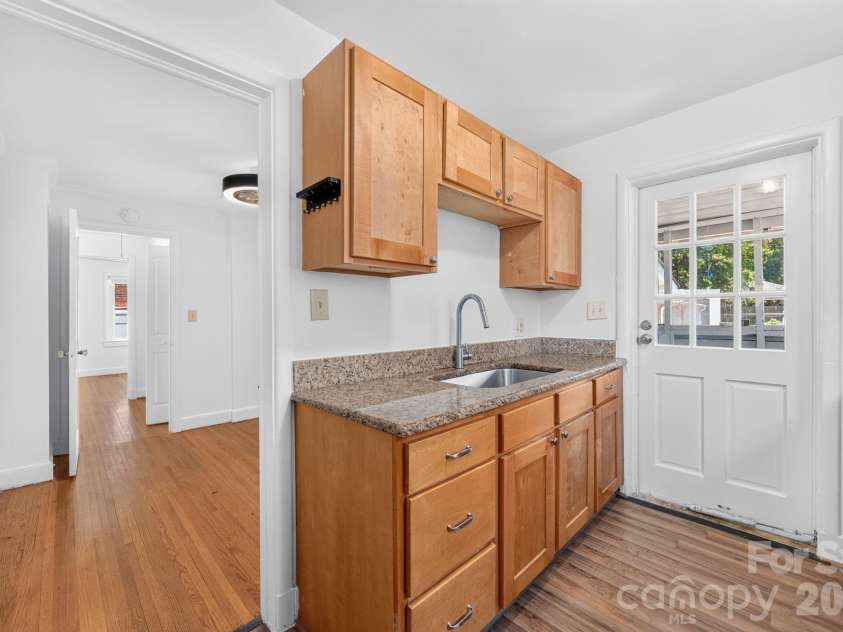 2113 Scott Avenue, Charlotte, NC 28203.  MLS# CAR4393437, YatesRealty ID 33471. 