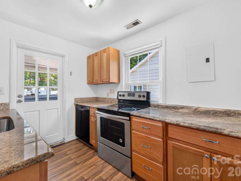 2113 Scott Avenue, Charlotte, NC 28203.  MLS# CAR4393437, YatesRealty ID 33471. 