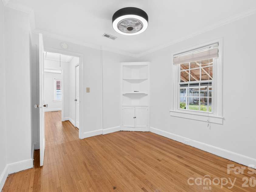 2113 Scott Avenue, Charlotte, NC 28203.  MLS# CAR4393437, YatesRealty ID 33471. 