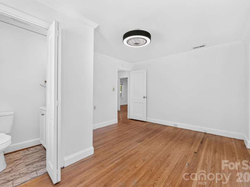2113 Scott Avenue, Charlotte, NC 28203.  MLS# CAR4393437, YatesRealty ID 33471. 