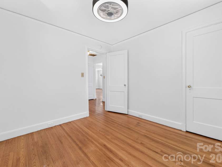 2113 Scott Avenue, Charlotte, NC 28203.  MLS# CAR4393437, YatesRealty ID 33471. 