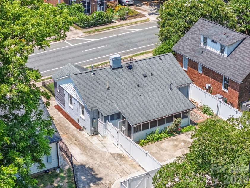 2113 Scott Avenue, Charlotte, NC 28203.  MLS# CAR4393437, YatesRealty ID 33471. 