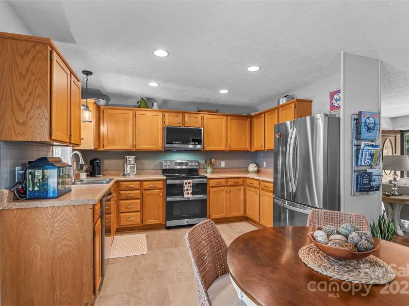 2807 Hollybrook Lane, Morganton, NC 28655.  MLS# CAR4283495, YatesRealty ID 33472. 