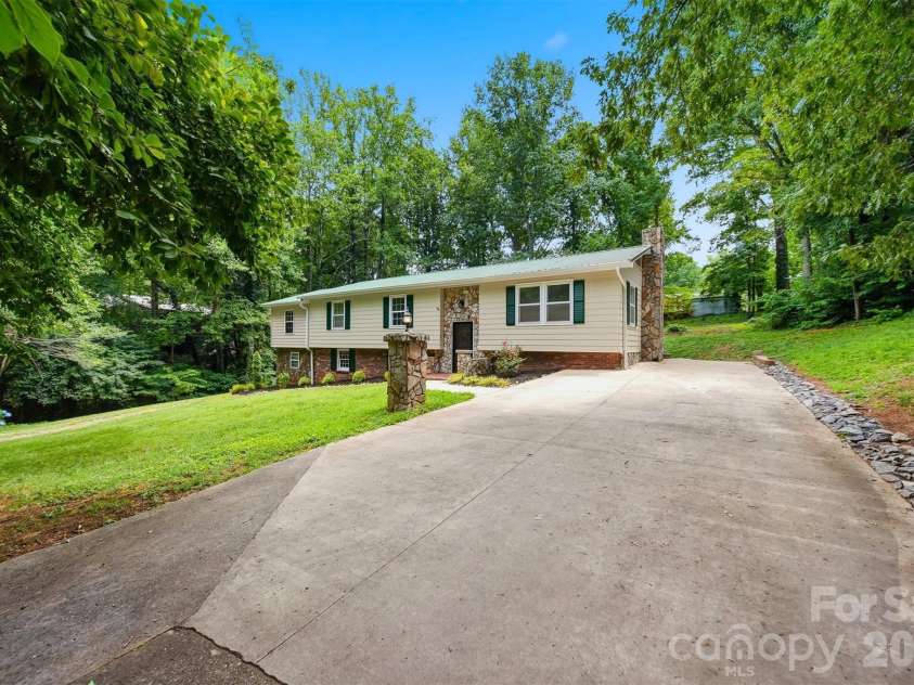 408 Birch Circle Drive, Hudson, NC 28638.  MLS# CAR4392790, YatesRealty ID 33472. 