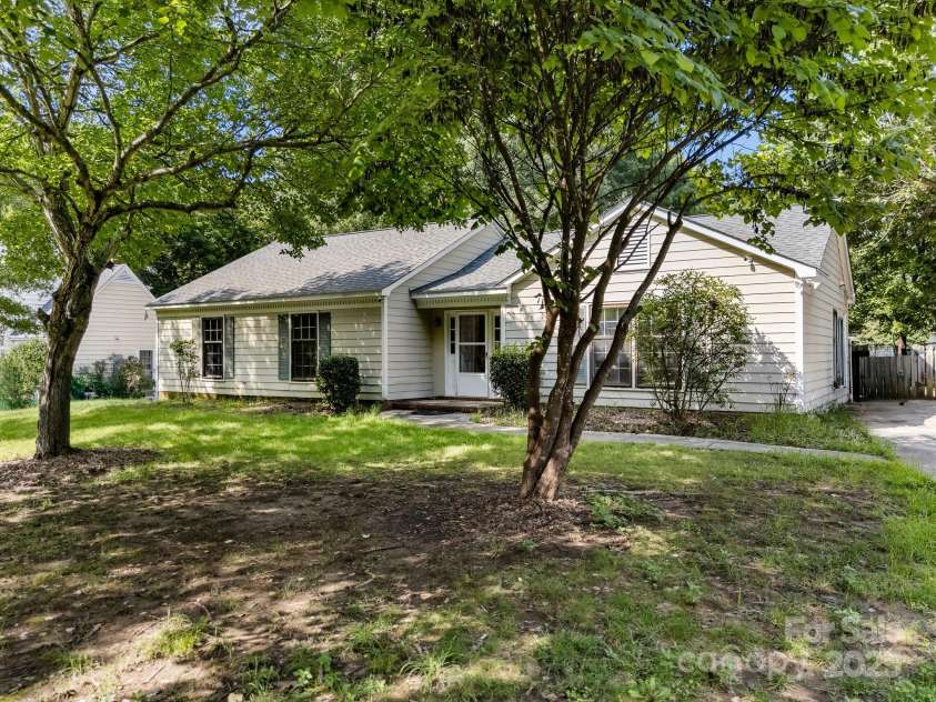 2506 Lawton Bluff Road, Charlotte, NC 28226.  MLS# CAR4293005, YatesRealty ID 33474. 