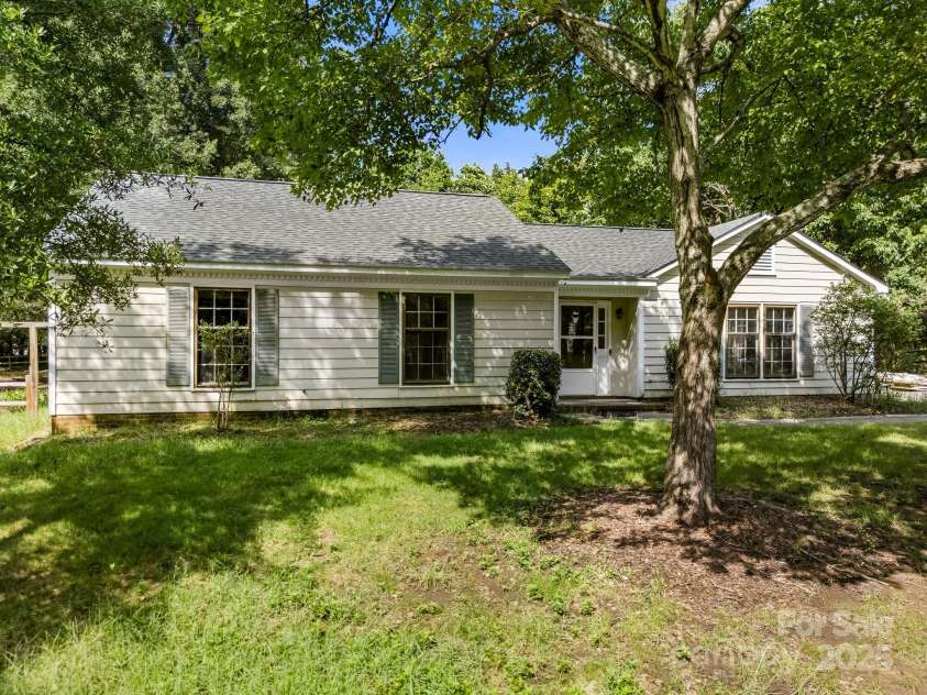 2506 Lawton Bluff Road, Charlotte, NC 28226.  MLS# CAR4293005, YatesRealty ID 33474. 