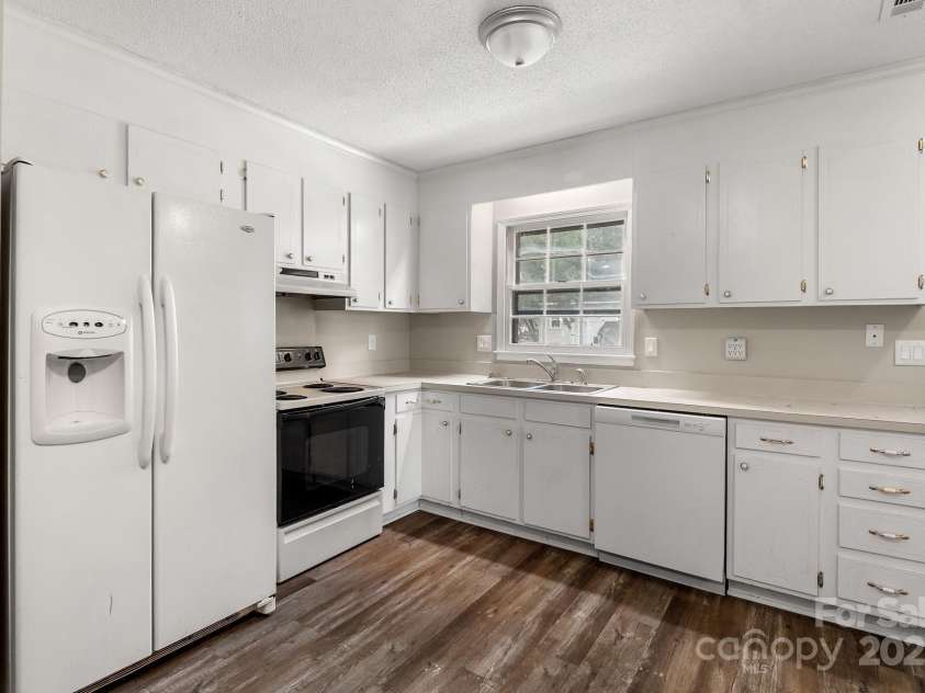 2506 Lawton Bluff Road, Charlotte, NC 28226.  MLS# CAR4293005, YatesRealty ID 33474. 
