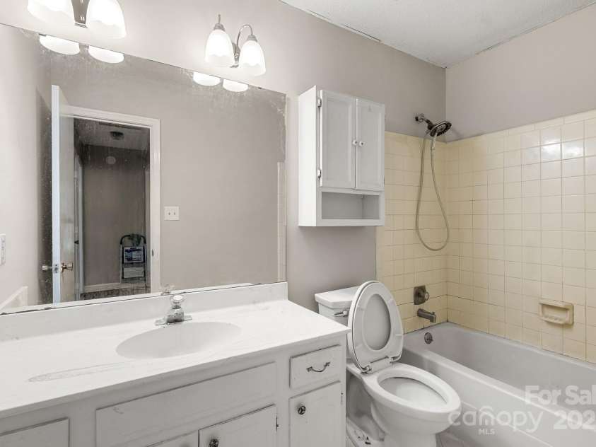 2506 Lawton Bluff Road, Charlotte, NC 28226.  MLS# CAR4293005, YatesRealty ID 33474. 