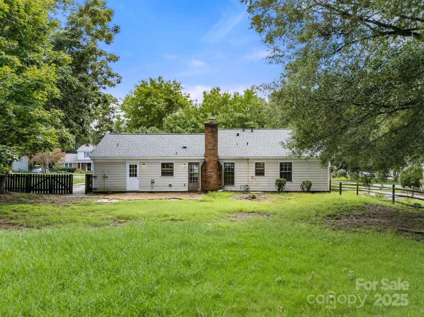 2506 Lawton Bluff Road, Charlotte, NC 28226.  MLS# CAR4293005, YatesRealty ID 33474. 