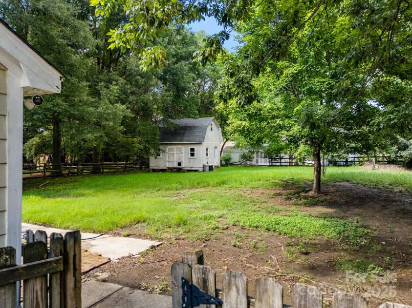 2506 Lawton Bluff Road, Charlotte, NC 28226.  MLS# CAR4293005, YatesRealty ID 33474. 
