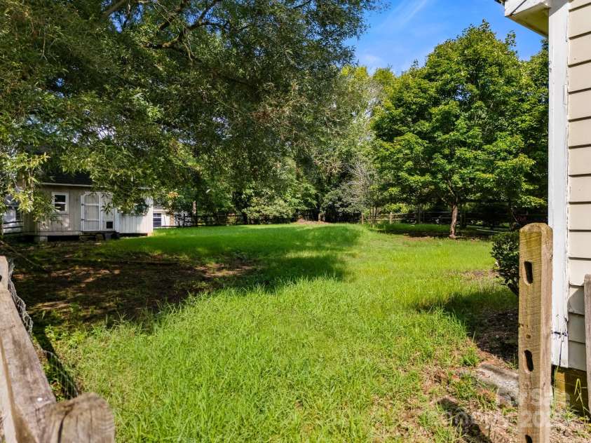2506 Lawton Bluff Road, Charlotte, NC 28226.  MLS# CAR4293005, YatesRealty ID 33474. 